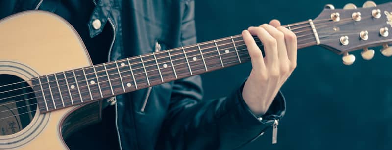La guitare : jouer avec les doigts ou avec un médiator ? - Cours